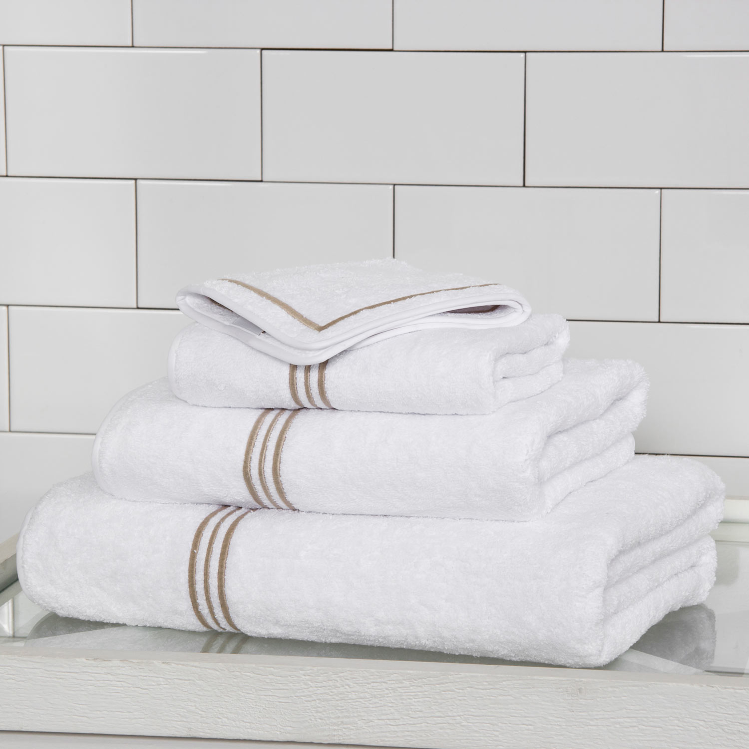 Полотенца краснодар. Полотенце. Белое полотенце. Белоснежные полотенца. Стильные полотенца в ванной.